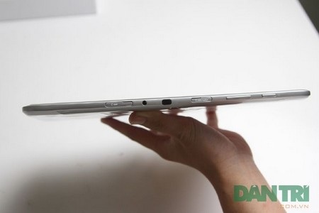 Máy có thiết kế khá mỏng, chỉ dày 8,9-mm