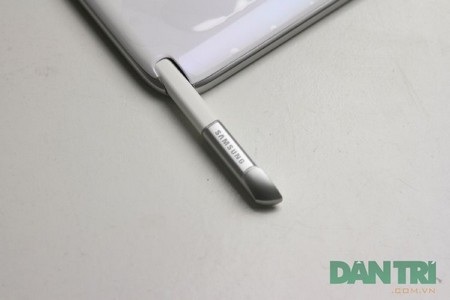 Viết S-Pen, phụ kiện đặc trưng của Galaxy Note được giắc ở đằng sau máy