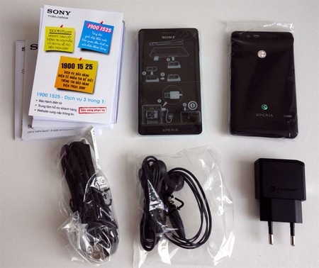 Phụ kiện bên trong gồm dây kết nối, tai nghe, tấm ốp vỏ lưng, sạc và sách hướng dẫn