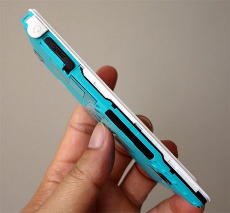 Khe cắm SIM và thẻ nhớ nằm ở cạnh trái, bên dưới lớp vỏ bảo vệ