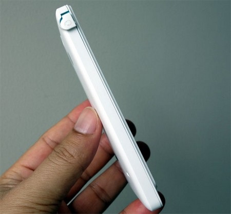 Sau khi đã gắn lớp vỏ bảo vệ, người dùng không thể tháo rời SIM hay thẻ nhớ