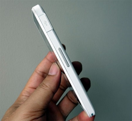 Cạnh phải với nút điều chỉnh âm lượng và khe kết nối microUSB