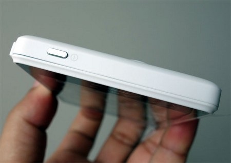 Nút nguồn ở cạnh trên