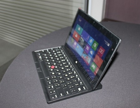 Kết nối với bàn phím ngoài để trở thành laptop truyền thống