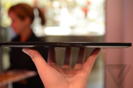 Máy có thiết kế khá dày, nhưng khối lượng không quá nặng