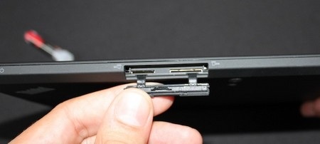 Khe gắn SIM và thẻ nhớ microSD