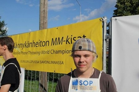 Ere Karjalainen đã giành kỷ lục cho quãng đường ném điện thoại xa nhất thế giới