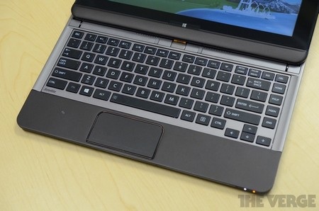 Bàn phím bao gồm cả touchpad
