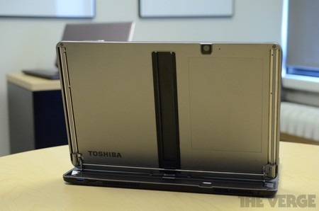 Camera ở mặt sau lộ diện sau khi đã trượt bàn phím