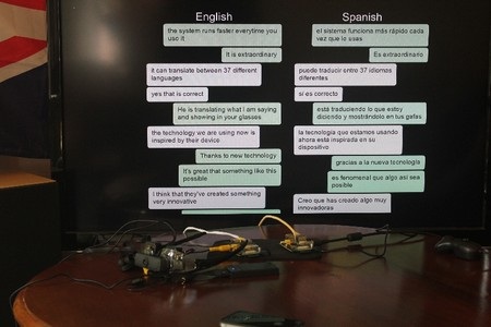 Kết quả cuộc hội thoại hiển thị trên màn hình (tiếng Anh và tiếng Tây Ban Nha)