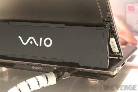 Logo Vaio nằm bên dưới khớp trượt của máy