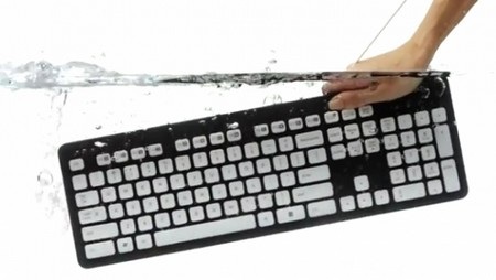 Hay thậm chí ngâm cả bàn phím xuống nước để làm sạch chất bẩn