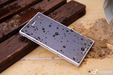 Chiếc điện thoại vẫn cho thấy sự bền bỉ khi bị ướt hay dính đất