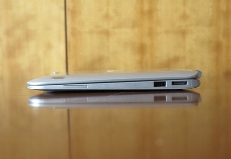 Bàn phím rời trang bị thêm cổng USB, HDMI, khe đọc thẻ nhớ