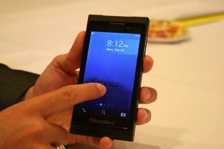 RIM công bố thêm hình ảnh và tính năng trên BlackBerry 10 - 3 Màn hình khóa máy trên BlackBerry 10