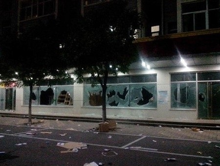 Bạo loạn tại nhà máy sản xuất iPhone 5, 50 người thương vong - 8 Các cửa kính bị phá vỡ