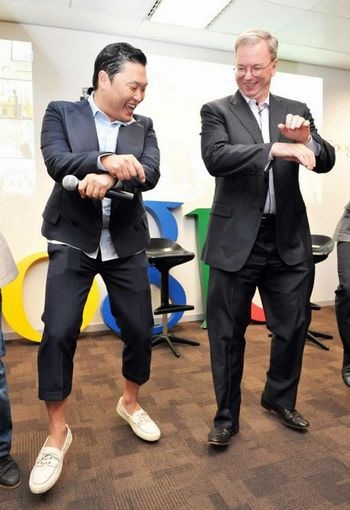 Eric Schmidt và ca sĩ PSY cùng nhau “nhảy ngựa”