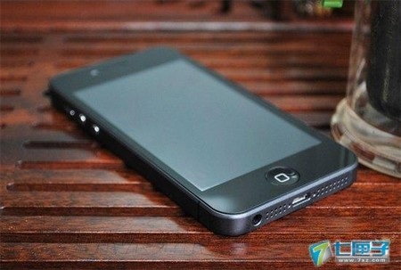 Hãng điện thoại “nhái” iPhone 5 thách thức Apple - 1 Cổng kết nối cỡ nhỏ bên dưới máy
