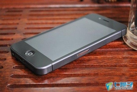 Hãng điện thoại “nhái” iPhone 5 thách thức Apple - 4 Cổng kết nối cỡ nhỏ bên dưới máy