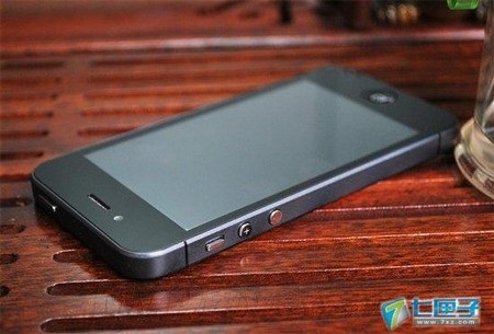 Hãng điện thoại “nhái” iPhone 5 thách thức Apple - 5 Nút nguồn ở cạnh trên