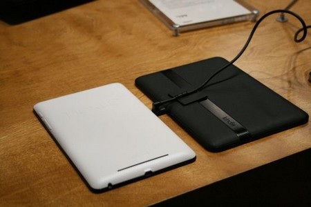 Mặt sau của máy có nhiều nét tương đồng với Nexus 7 của Google (trái)