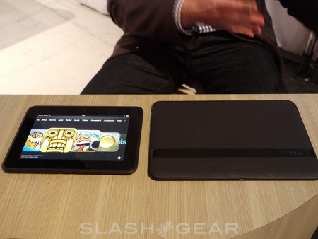 Mặt sau của Kindle Fire HD 8.9 (phải), đặt cạnh phiên bản 7-inch