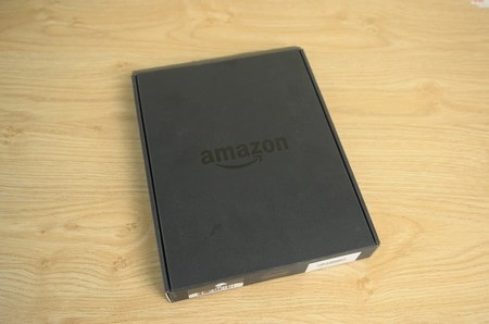 Hộp đựng Kindle Fire HD 7 với logo của Amazon