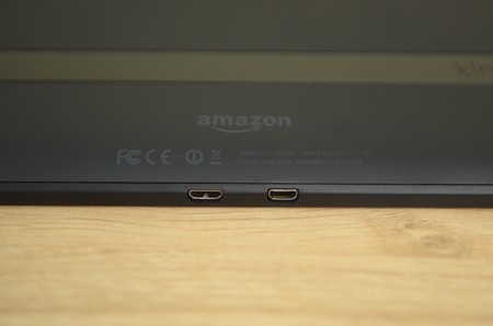 Cổng kết nối microUSB và microHDMI nằm ở cạnh dưới