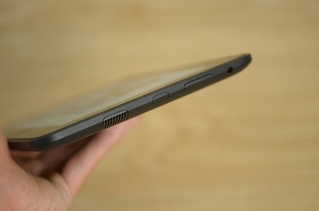 Cạnh phải với giắc cắm phone 3,5-mm và các phím điều khiển