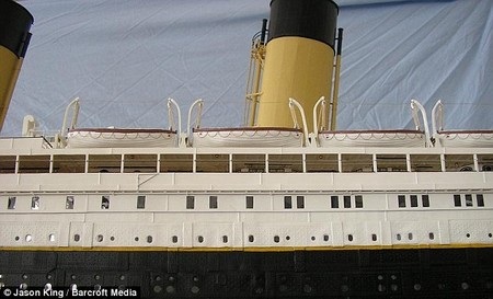 Không thể thiếu sự hiện diện của thuyền cứu hộ trên boong tàu