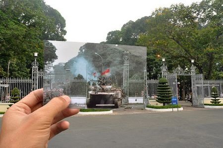 Ấn tượng Việt Nam “xưa và nay” qua bộ ảnh lồng trong ảnh - 1 Xe tăng quân giải phóng ủi tung cửa Dinh Độc Lập ngày 30/4/1975