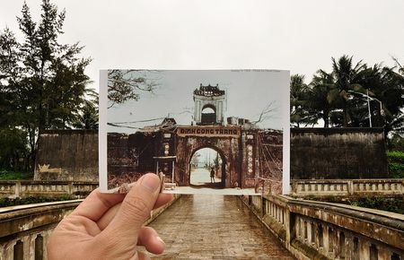 Ấn tượng Việt Nam “xưa và nay” qua bộ ảnh lồng trong ảnh - 34 Thành cổ Quảng Trị, năm 1968