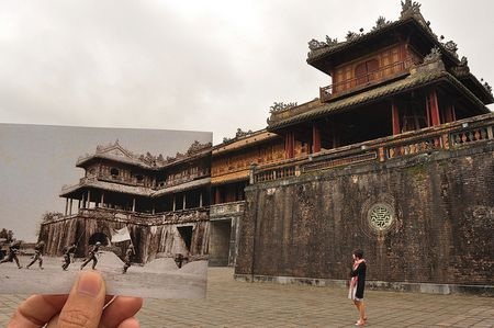 Ấn tượng Việt Nam “xưa và nay” qua bộ ảnh lồng trong ảnh - 36 Quân Giải phóng tiến vào Đại Nội Huế, mùa xuân năm 1968