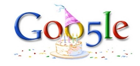 7 lát bánh sinh nhật đặt dưới logo của Google trong năm 2005, kỷ niệm 7 năm thành lập