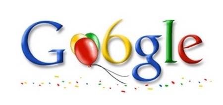 7 lát bánh sinh nhật đặt dưới logo của Google trong năm 2005, kỷ niệm 7 năm thành lập