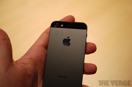 Ảnh và video thực tế đầu tiên của iPhone 5 - 19 Camera và đèn flash ở mặt sau