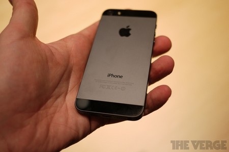 Ảnh và video thực tế đầu tiên của iPhone 5 - 20 Logo Apple ở mặt sau của máy