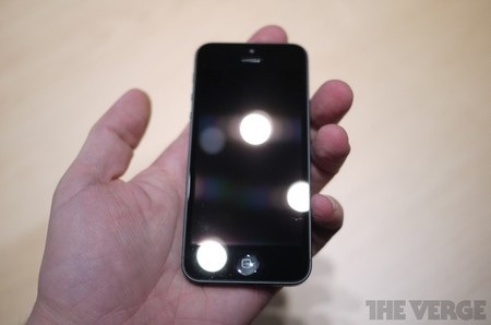 Ảnh và video thực tế đầu tiên của iPhone 5 - 11 Màn hình gương bóng loáng