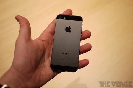 Ảnh và video thực tế đầu tiên của iPhone 5 - 12 Mặt sau của máy nổi bật với 2 màu riêng biệt