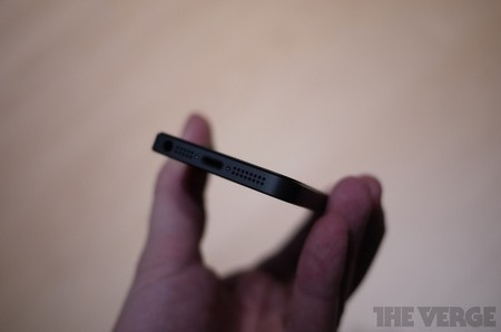 Ảnh và video thực tế đầu tiên của iPhone 5 - 13 Cổng kết nối Lightning ở mặt dưới