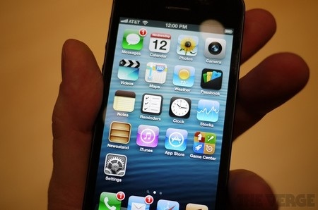 Ảnh và video thực tế đầu tiên của iPhone 5 - 17 Menu với 5 hàng ứng dụng