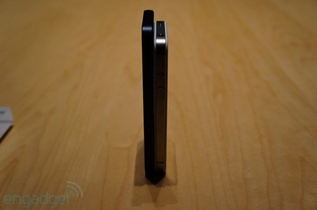 iPhone 5: Thay đổi gì từ iPhone 4S? - 6 Dễ dàng nhận thấy iPhone 5 mỏng hơn nhiều so với iPhone 4S