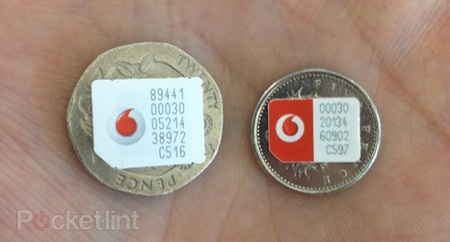 Apple gây khó với iPhone 5 hỗ trợ nano-SIM siêu nhỏ - 1 So sánh kích cỡ micro-SIM (trái) và nano-SIM