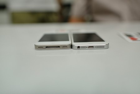 Cận cảnh iPhone 5 đầu tiên có mặt tại Việt Nam - 11 2 cổng kết nối cũ và mới