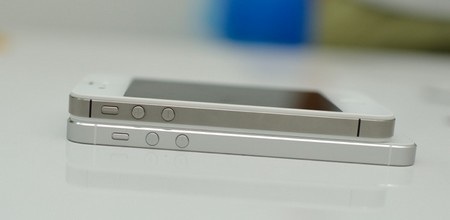 Cận cảnh iPhone 5 đầu tiên có mặt tại Việt Nam - 14 Tuy nhiên màn hình đã được kéo dài ra