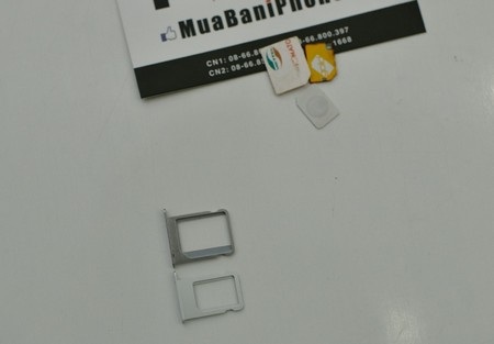 Cận cảnh iPhone 5 đầu tiên có mặt tại Việt Nam - 19 So sánh kích cỡ 2 khe cắm SIM, người dùng có thể cắt và mài SIM để sử dụng trên iPhone 5