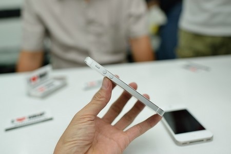 Cận cảnh iPhone 5 đầu tiên có mặt tại Việt Nam - 2 Cách bố trí các nút vẫn quen thuộc như các phiên bản iPhone trước