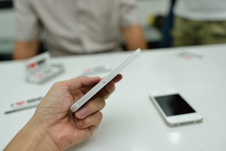 Cận cảnh iPhone 5 đầu tiên có mặt tại Việt Nam - 4 Khe cắm nanoSIM nằm ở cạnh phải