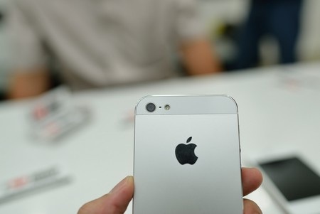 Cận cảnh iPhone 5 đầu tiên có mặt tại Việt Nam - 6 Cận cảnh camera 8 megapixel trên iPhone 5