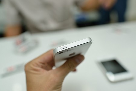 Cận cảnh iPhone 5 đầu tiên có mặt tại Việt Nam - 7 Nút nguồn nằm ở cạnh trên